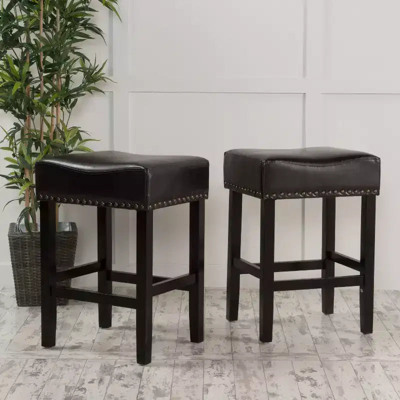 Sgabello da bancone Ogden senza schienale in similpelle e legno di caucciù, 66 cm (set da 2)