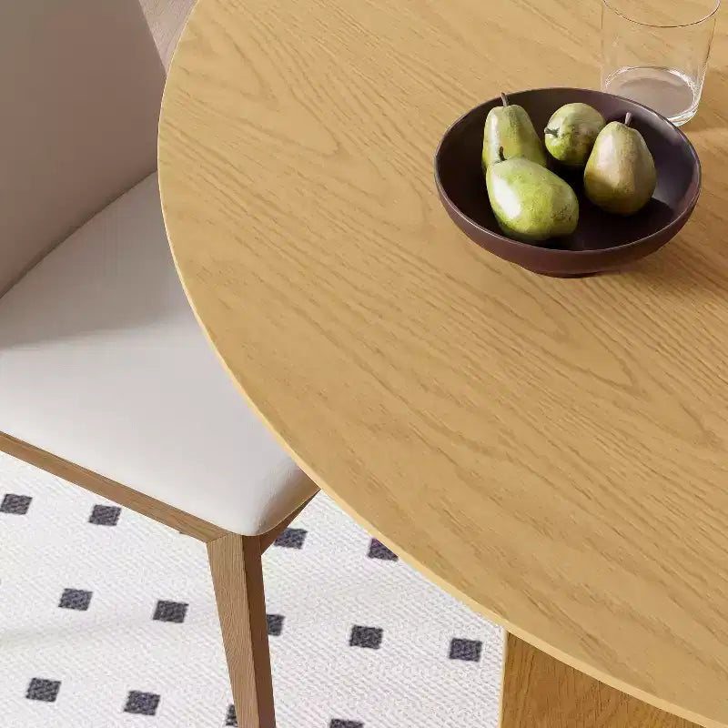 Tavolo da pranzo rotondo 52 x 52 in legno massello con finitura naturale ed eleganti gambe ad arco per sale da pranzo e cucine moderne