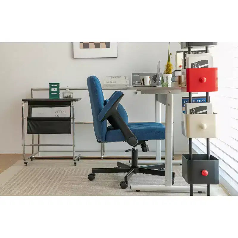 Sedia da ufficio moderna in velluto con schienale imbottito, sedia da scrivania con braccioli e schienale regolabili, sedia comoda per ufficio, studio