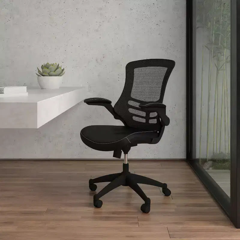 Sedia da ufficio ergonomica girevole in rete a schienale medio con braccioli ribaltabili