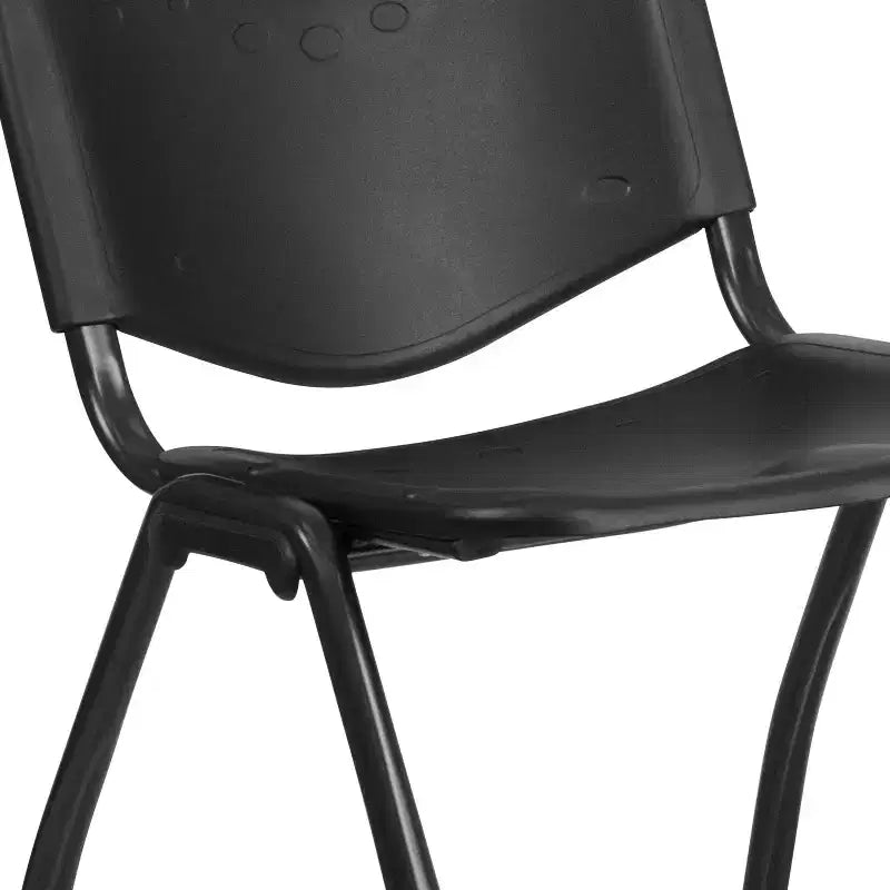 Sedia da ufficio impilabile laterale in plastica nera, portata 399 kg